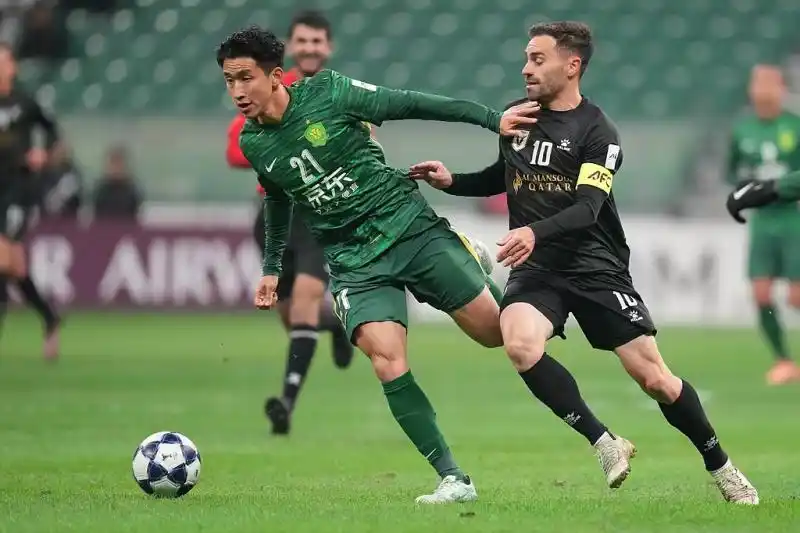 张源王子铭离队确认_北京国安亚冠最后一场比赛_北青：国安球迷赛后齐唱《再见》，张源和王子铭都流下了泪水