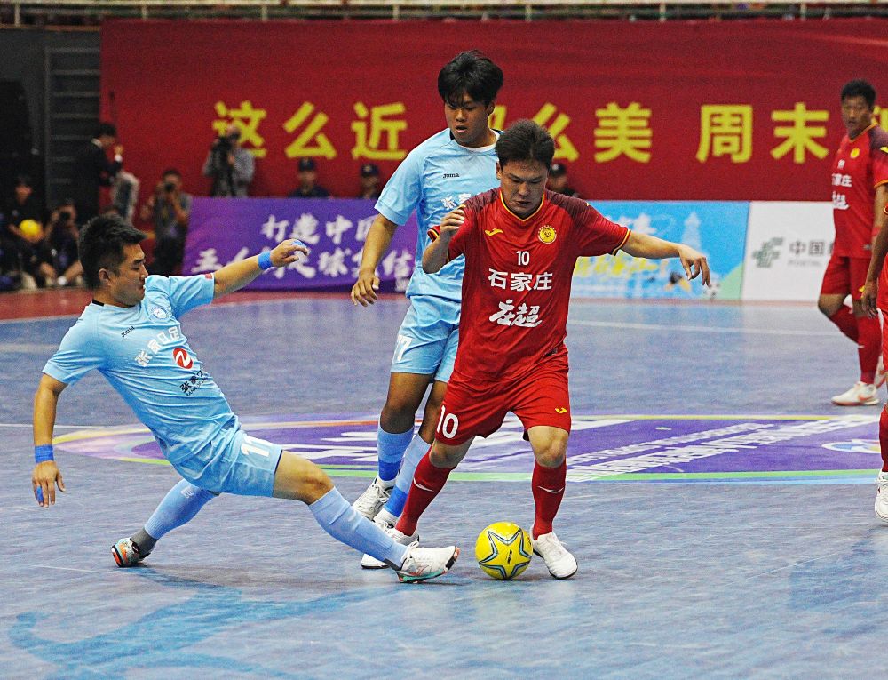 8月10日，石家庄队球员张汉生（右二）在2025年河北省五人制足球超级联赛比赛中进攻。新华社发（闫志国摄）