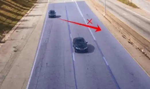 绿灯不走 违反交通规则 交通安全知识_开车请注意！绿灯不走也违法