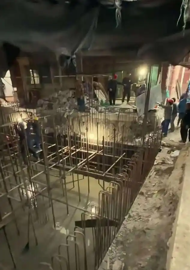 上海一居民挖掘地下室形成数米深坑_浦东新区花木街道城管中队调查_上海四季雅苑业主私自挖掘地下室违规施工