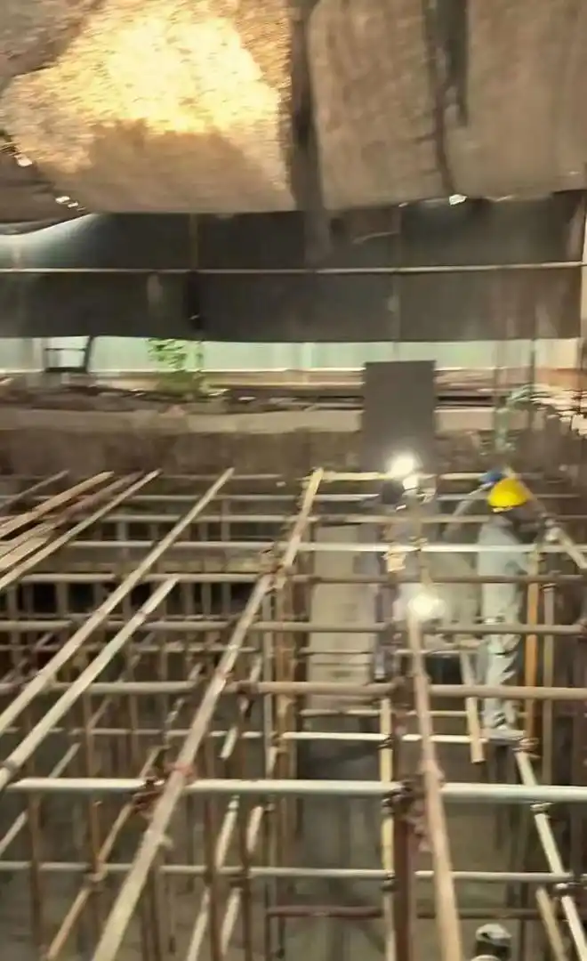 上海四季雅苑业主私自挖掘地下室违规施工_上海一居民挖掘地下室形成数米深坑_浦东新区花木街道城管中队调查