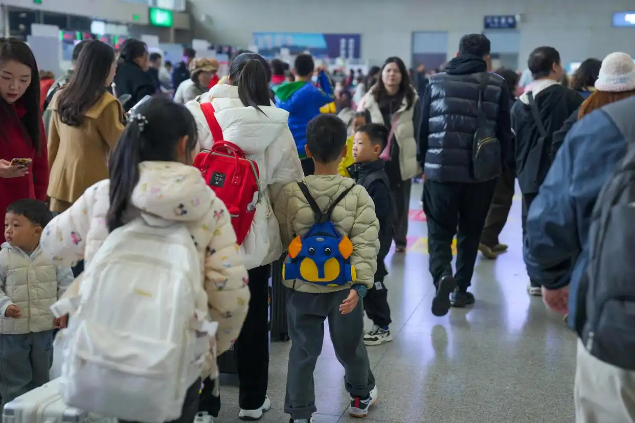 多地放秋假 景区“长满”小朋友_成都亲子游研学活动_成都中小学秋假九寨沟旅游