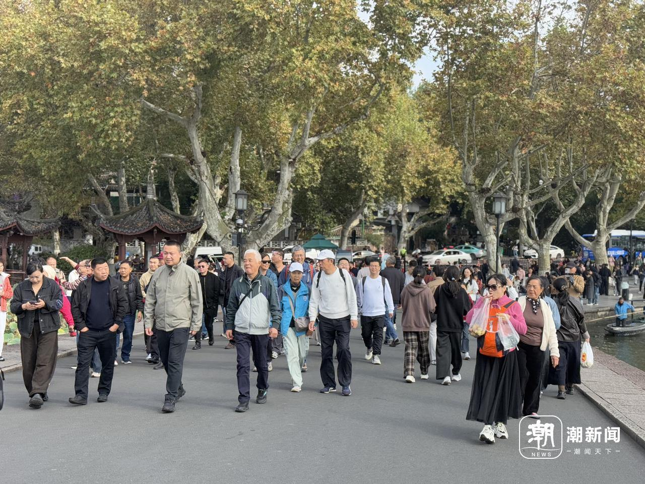 浙江中小学春秋假制度_多地放秋假 景区“长满”小朋友_杭州西湖秋假旅游