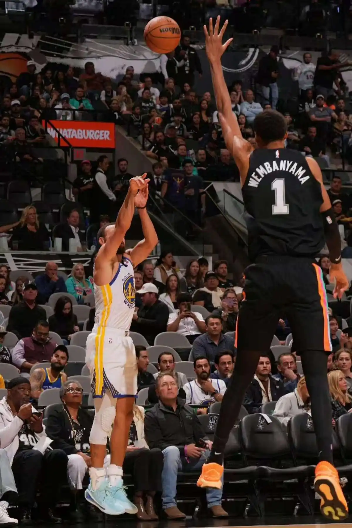 勇三疯！库里46分单节击垮马刺 两数据紧追乔帮主_库里46分爆砍历史第43次单节20+_勇士队背靠背逆转马刺