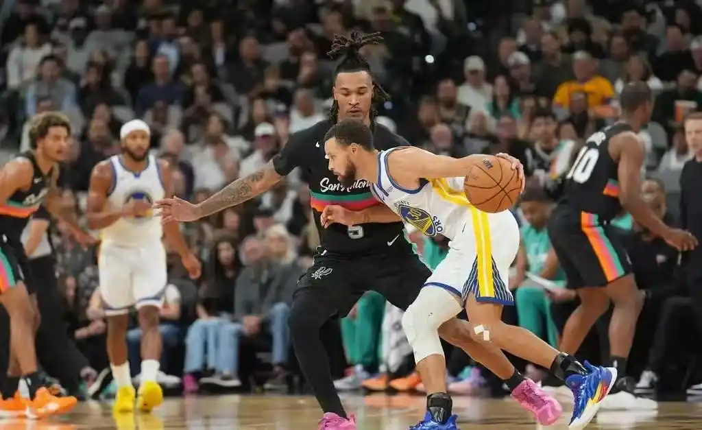 库里46分爆砍历史第43次单节20+_勇士队背靠背逆转马刺_勇三疯！库里46分单节击垮马刺 两数据紧追乔帮主