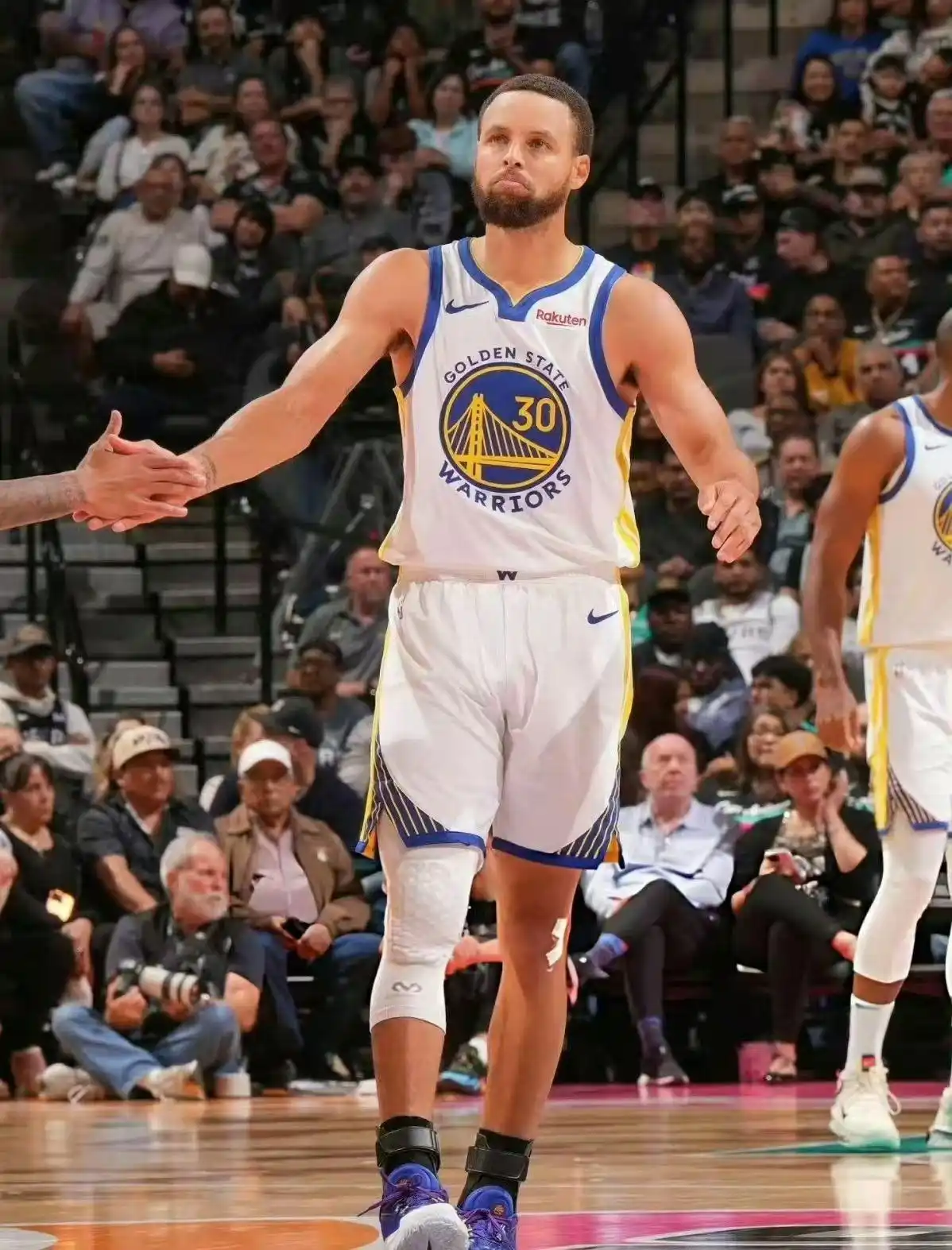 库里46分爆砍历史第43次单节20+_勇士队背靠背逆转马刺_勇三疯！库里46分单节击垮马刺 两数据紧追乔帮主