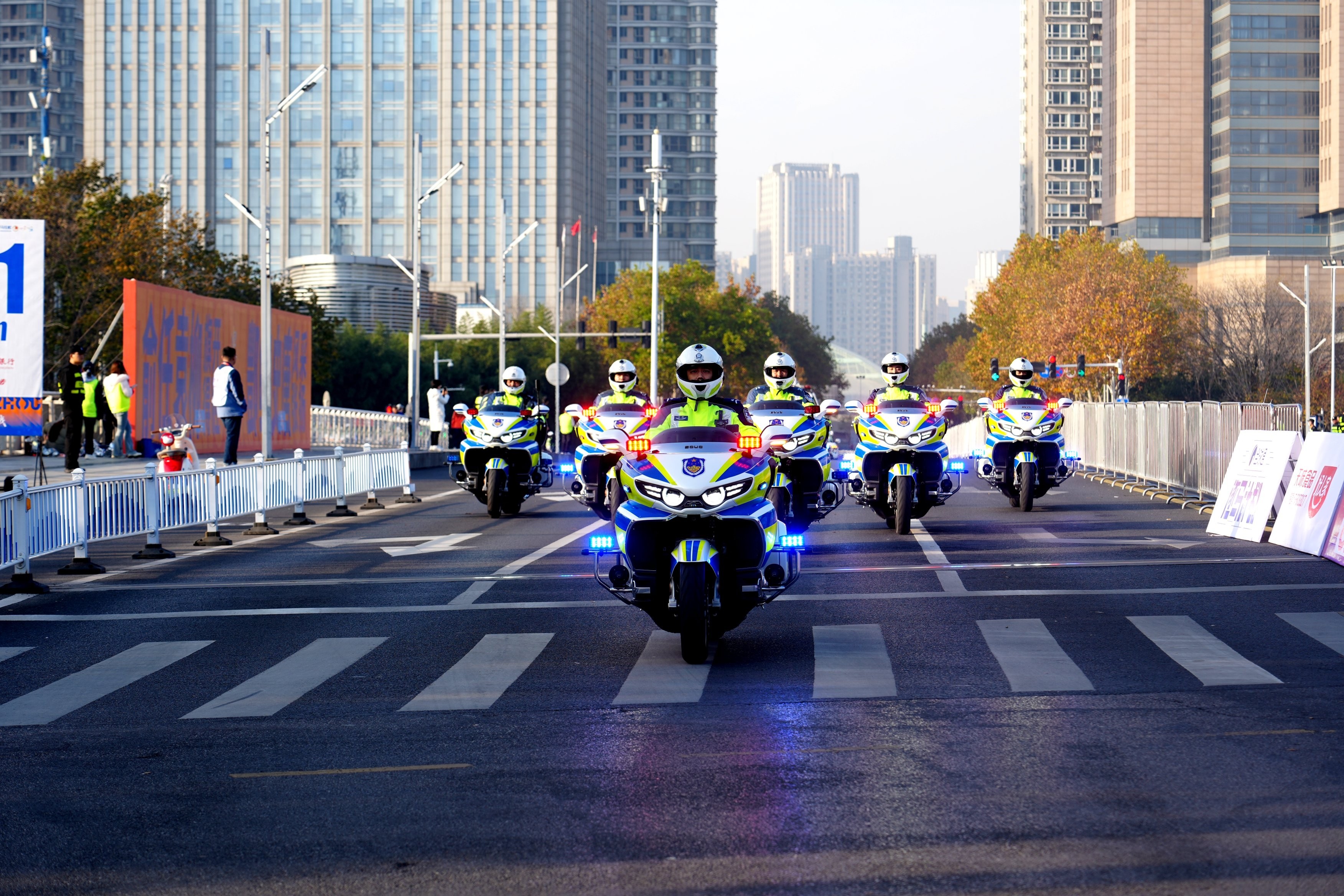 详细阅读:郑州交警全力护航郑州马拉松比赛顺利举行 郑州交警全力护航郑州马拉松比赛顺利举行