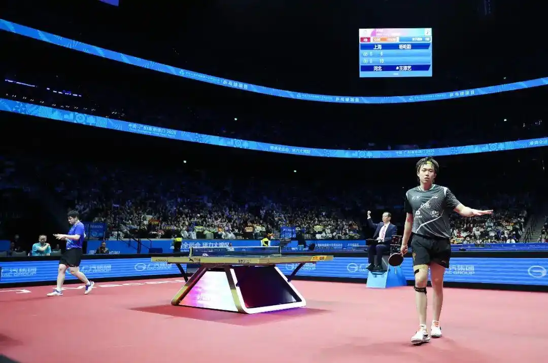 樊振东王楚钦打扁比赛用球_樊振东vs王楚钦_2025全运会乒乓球比赛