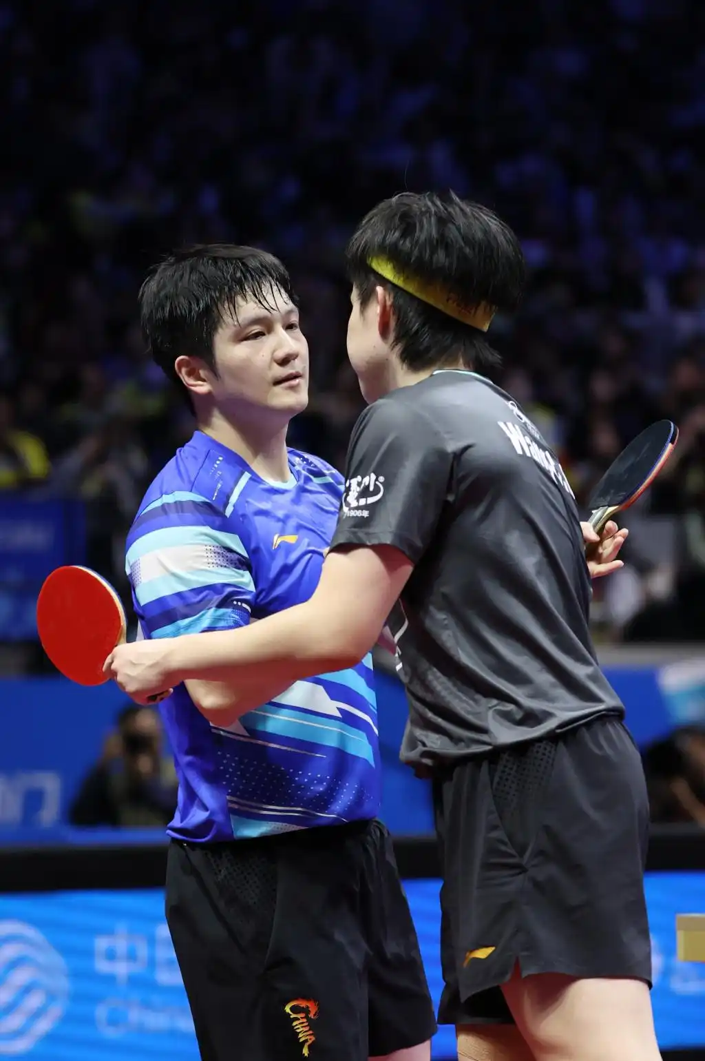 樊振东王楚钦打扁比赛用球_2025全运会乒乓球比赛_樊振东vs王楚钦