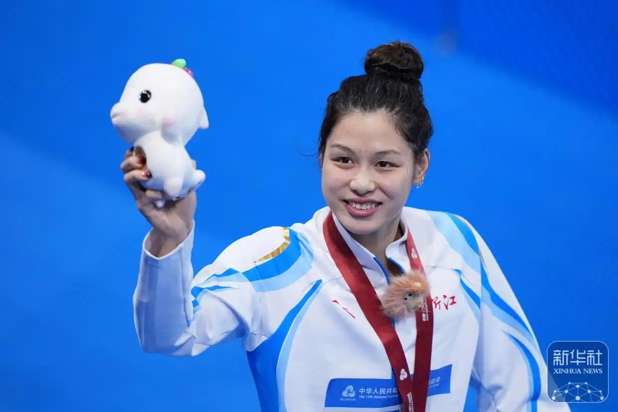 组图：张雨霏50米蝶泳夺金 颁奖典礼再现哪吒造型_全国运动会游泳女子50米蝶泳决赛 张雨霏 吴卿风 余依婷