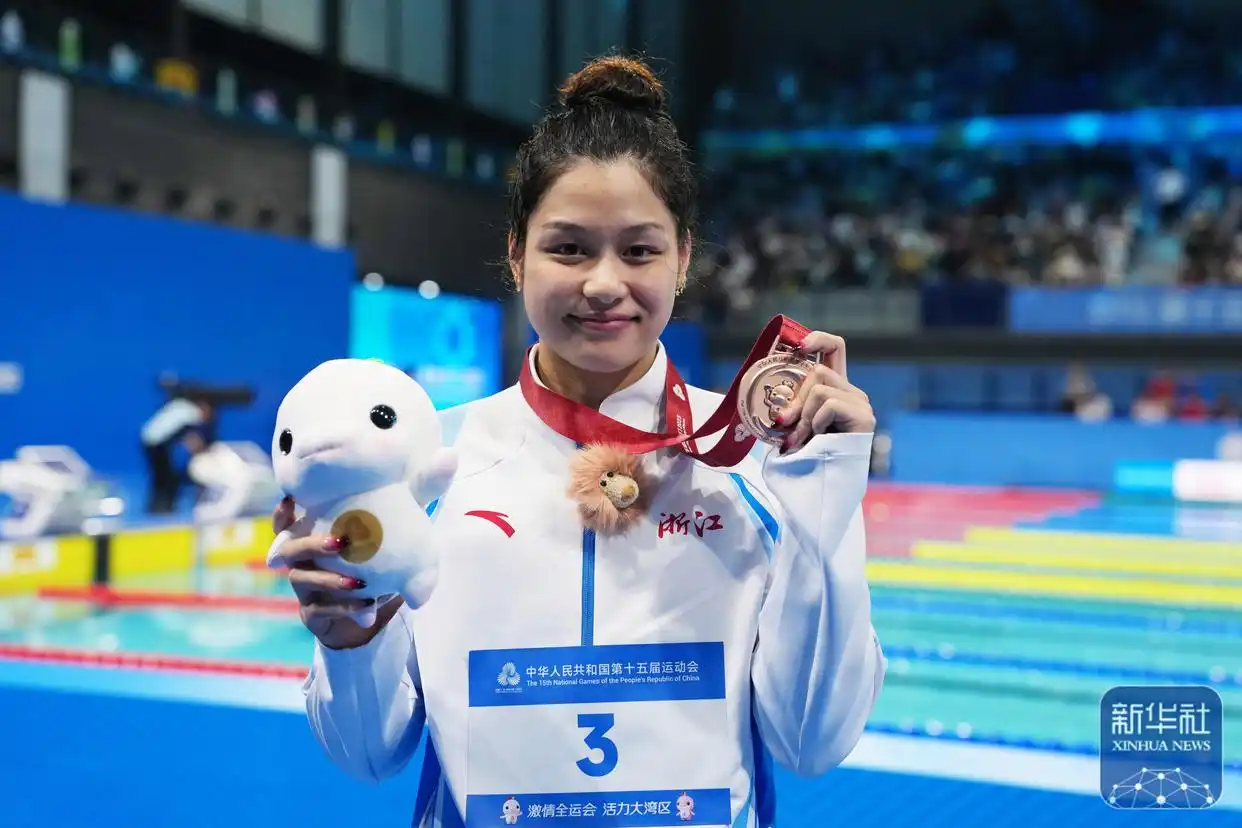 组图：张雨霏50米蝶泳夺金 颁奖典礼再现哪吒造型_全国运动会游泳女子50米蝶泳决赛 张雨霏 吴卿风 余依婷