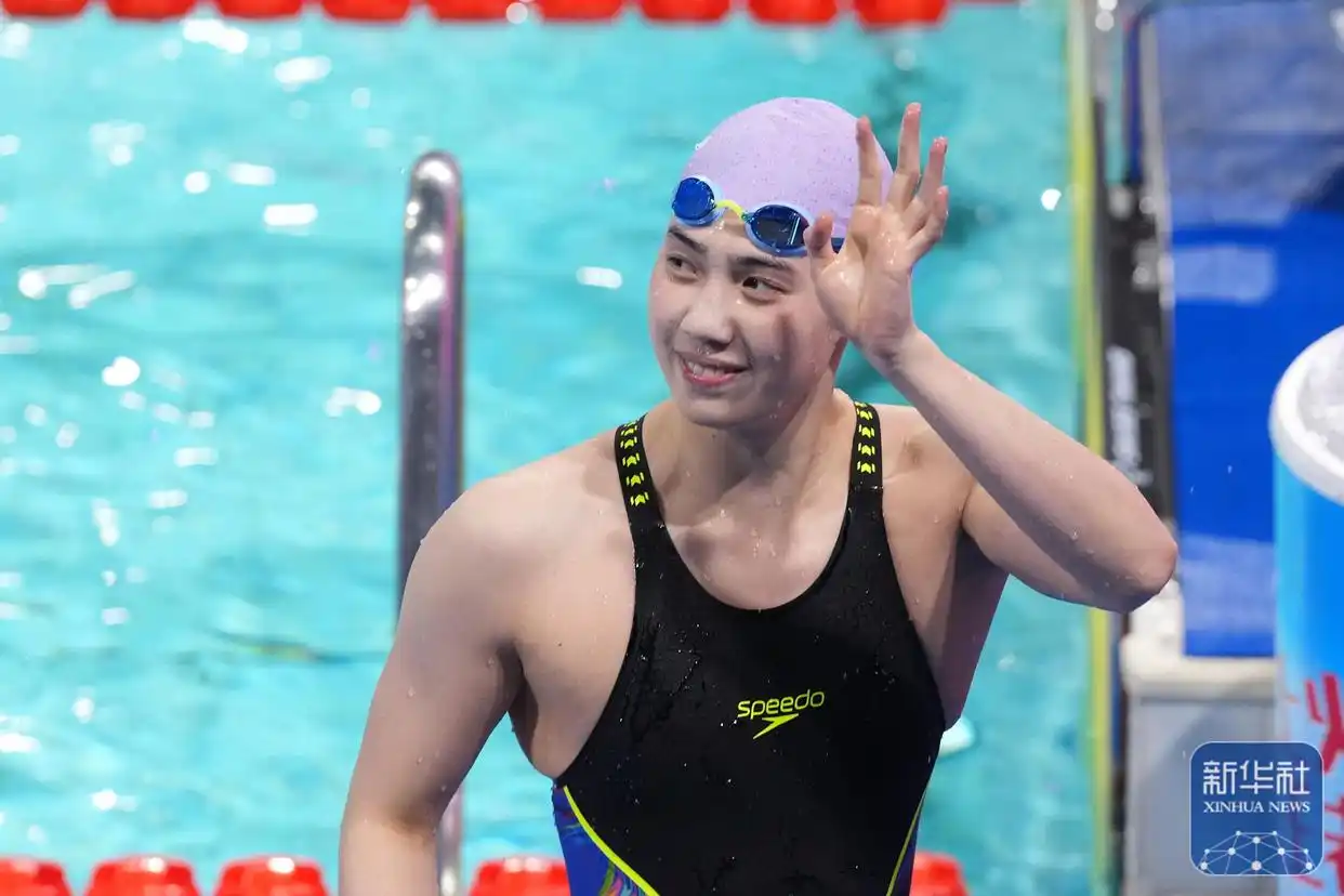 全国运动会游泳女子50米蝶泳决赛 张雨霏 吴卿风 余依婷_组图：张雨霏50米蝶泳夺金 颁奖典礼再现哪吒造型