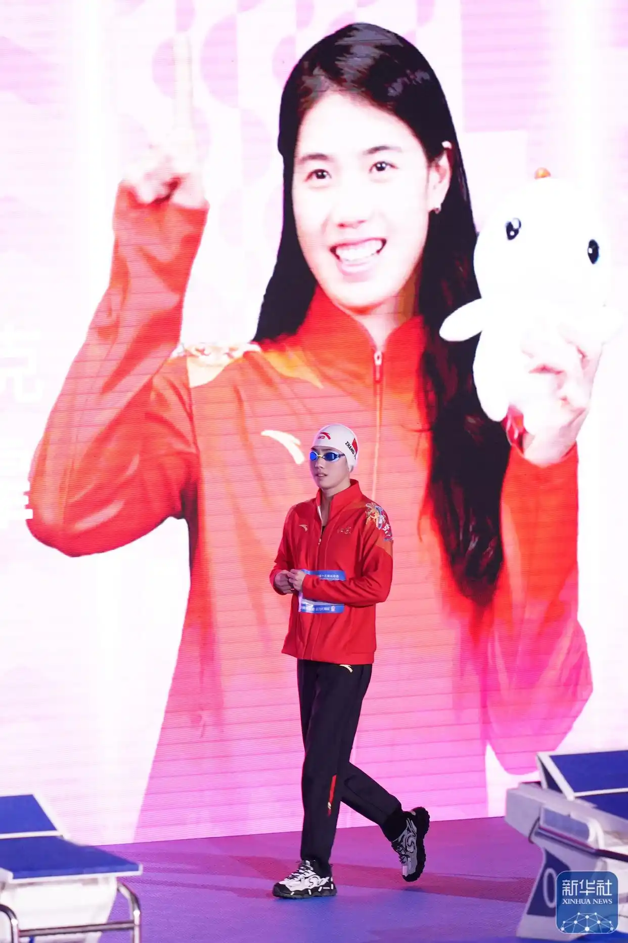 全国运动会游泳女子50米蝶泳决赛 张雨霏 吴卿风 余依婷_组图：张雨霏50米蝶泳夺金 颁奖典礼再现哪吒造型