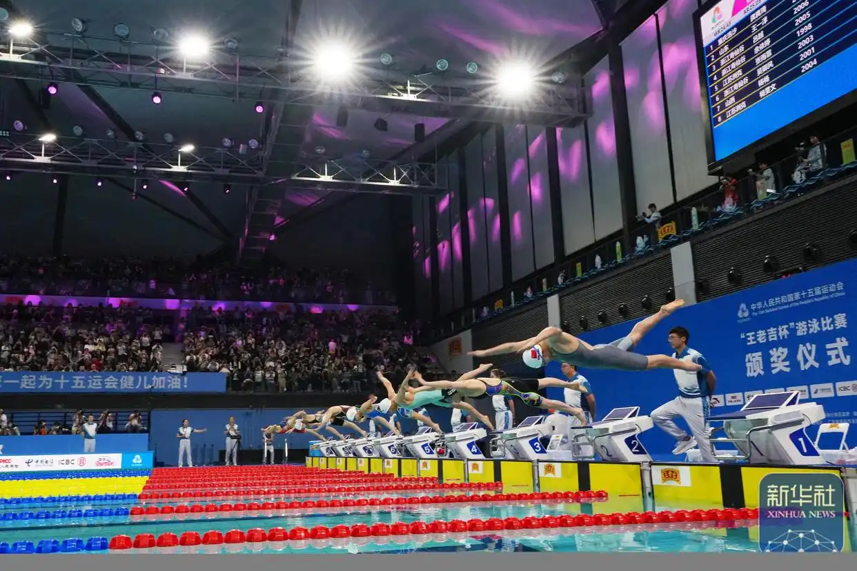 全国运动会游泳女子50米蝶泳决赛 张雨霏 吴卿风 余依婷_组图：张雨霏50米蝶泳夺金 颁奖典礼再现哪吒造型