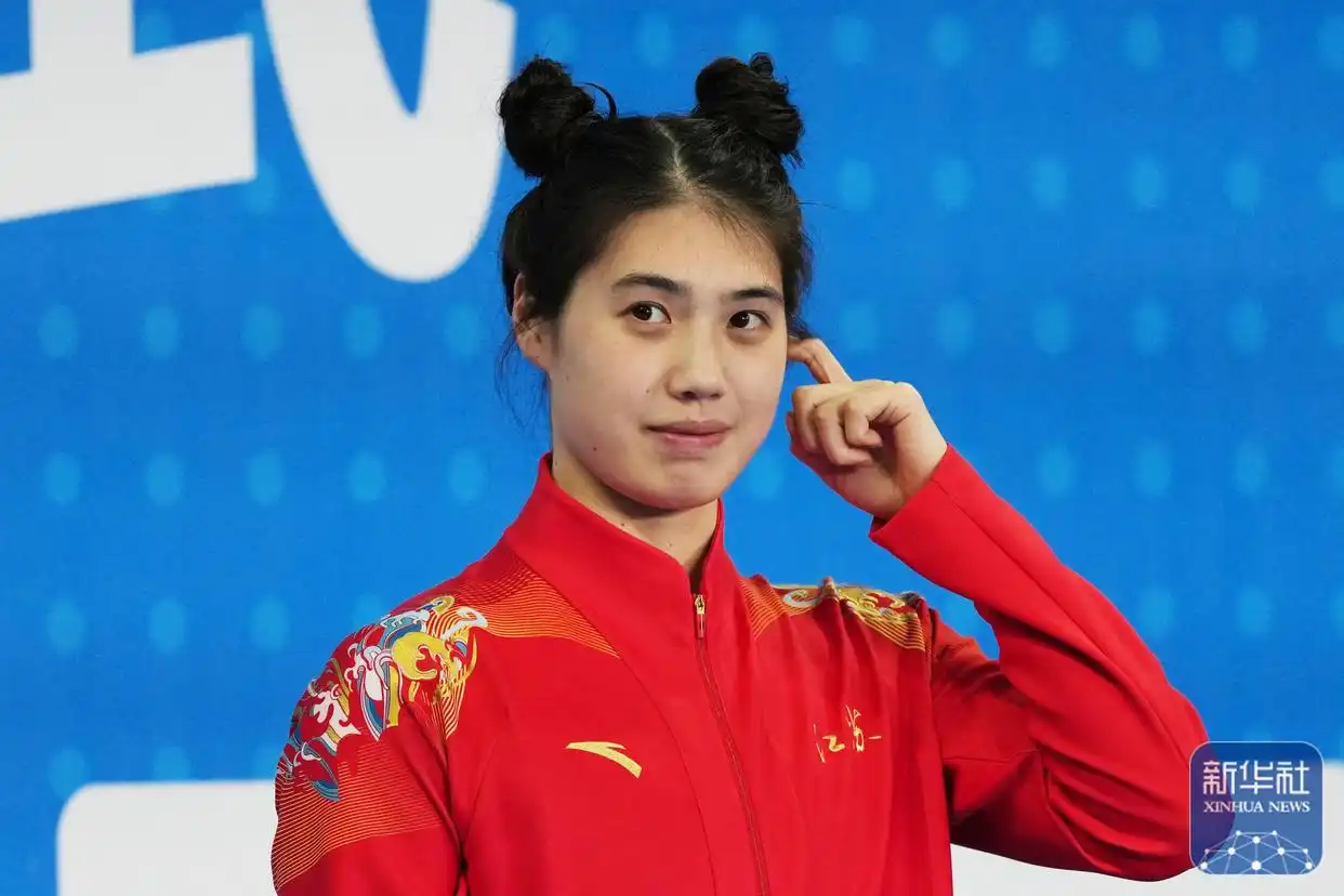 组图：张雨霏50米蝶泳夺金 颁奖典礼再现哪吒造型_全国运动会游泳女子50米蝶泳决赛 张雨霏 吴卿风 余依婷