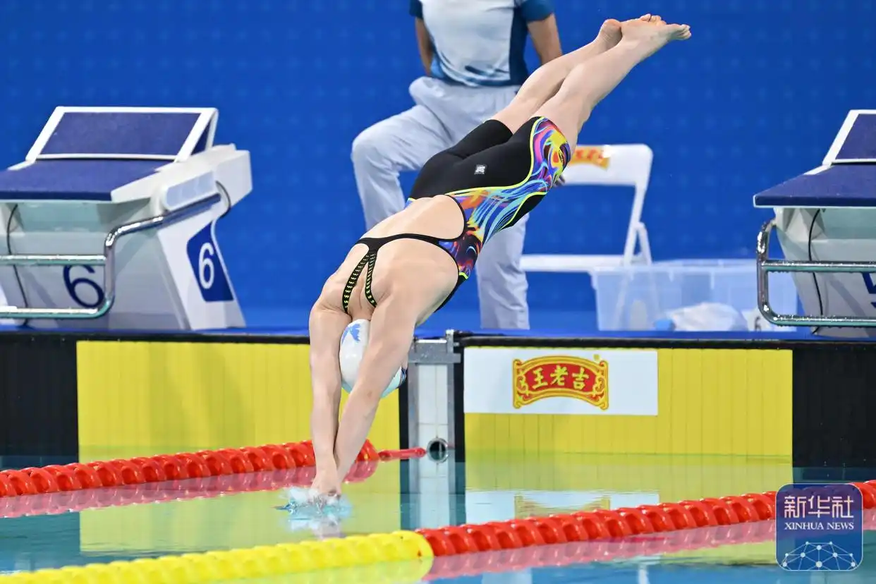 组图：张雨霏50米蝶泳夺金 颁奖典礼再现哪吒造型_全国运动会游泳女子50米蝶泳决赛 张雨霏 吴卿风 余依婷