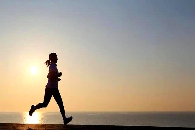 规律晨跑改善精神状态_每天早上坚持跑步增强免疫力_早上跑步空腹可以吗
