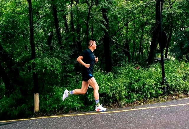 早上跑步空腹可以吗_每天早上坚持跑步增强免疫力_规律晨跑改善精神状态