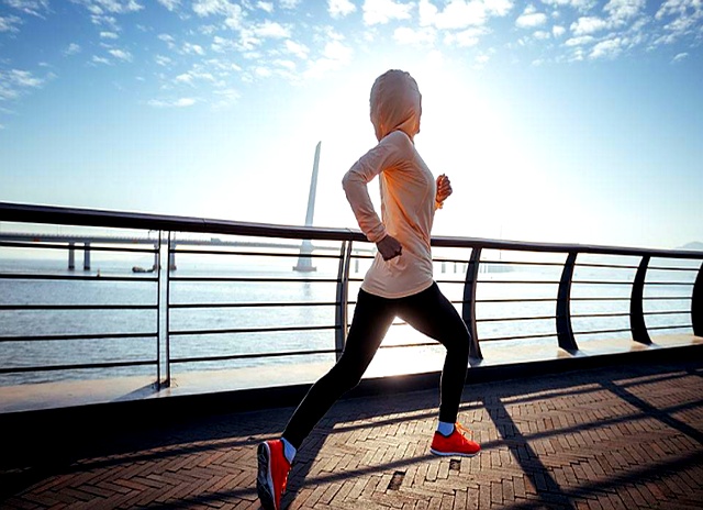 早上跑步空腹可以吗_每天早上坚持跑步增强免疫力_规律晨跑改善精神状态