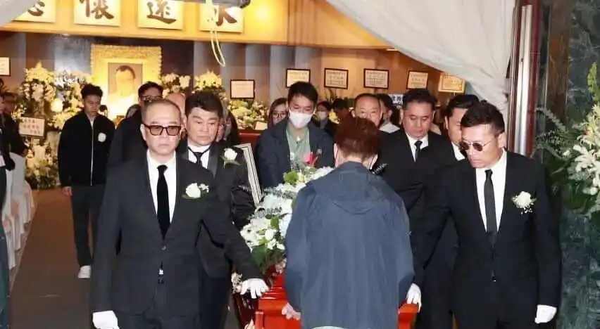 欧阳震华与苗侨伟为许绍雄扶灵_许绍雄 讣告 欧阳震华扶灵