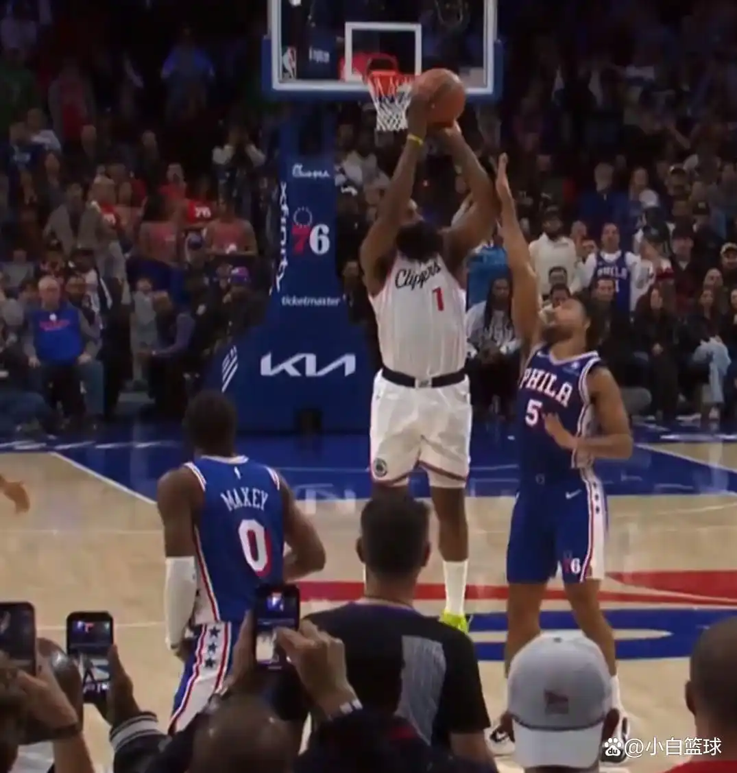 费城媒体嘲讽哈登_破防!哈登追着裁判讨要说法,里程碑之夜被黑掉绝杀,谁能受得了_哈登28000分里程碑