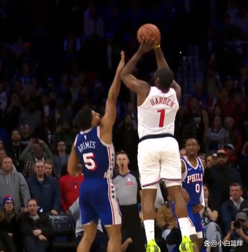 费城媒体嘲讽哈登_破防!哈登追着裁判讨要说法,里程碑之夜被黑掉绝杀,谁能受得了_哈登28000分里程碑