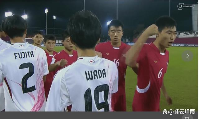 朝鲜队员用拳头向日本队员打招呼！