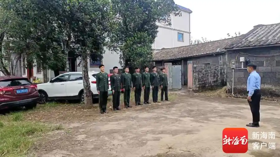 7个孙子身披戎装为奶奶祝寿_海南孙辈身披戎装为奶奶祝寿_冯大地家庭多人参军故事