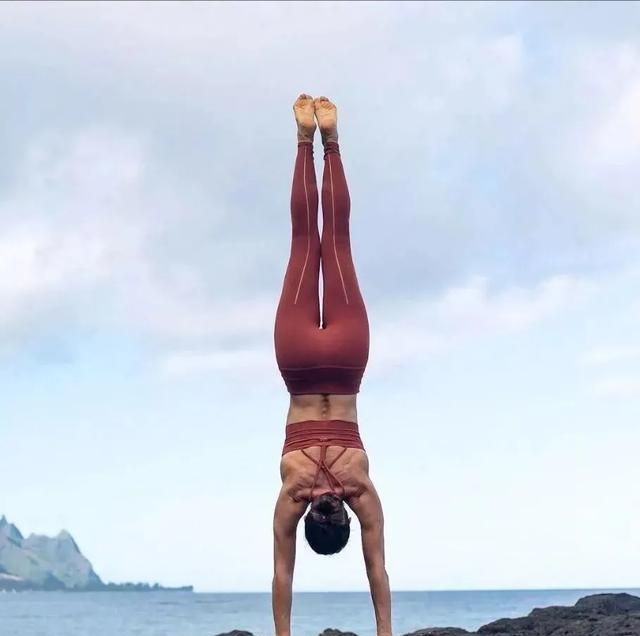 手倒立技巧_手倒立教学视频_倒立训练方法