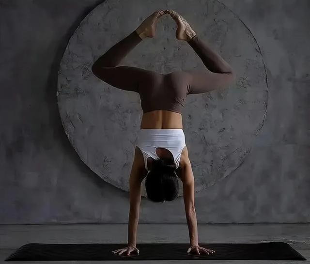 手倒立教学视频_倒立训练方法_手倒立技巧