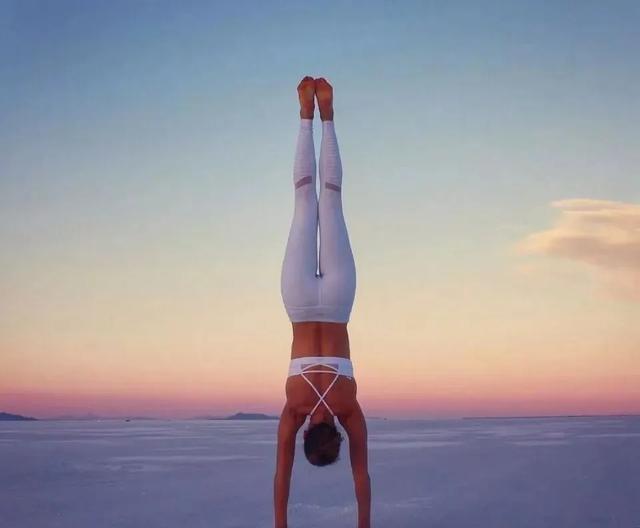 倒立训练方法_手倒立技巧_手倒立教学视频