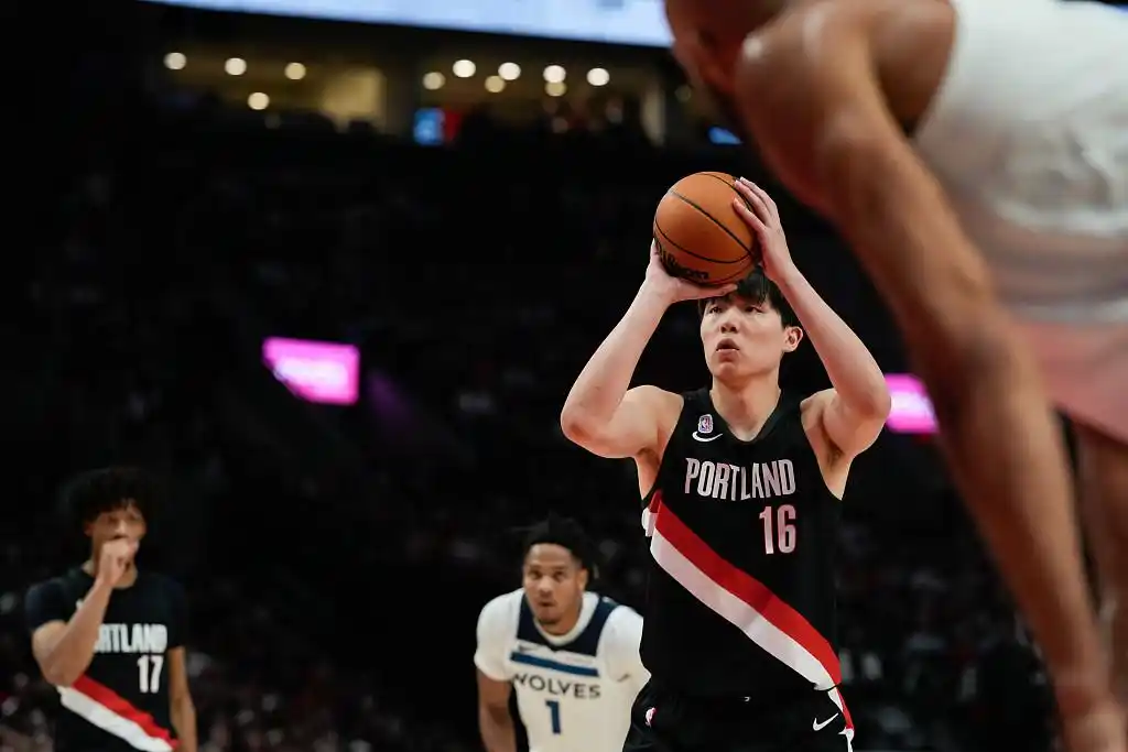 杨瀚森NBA常规赛首秀2分1板，开拓者输了