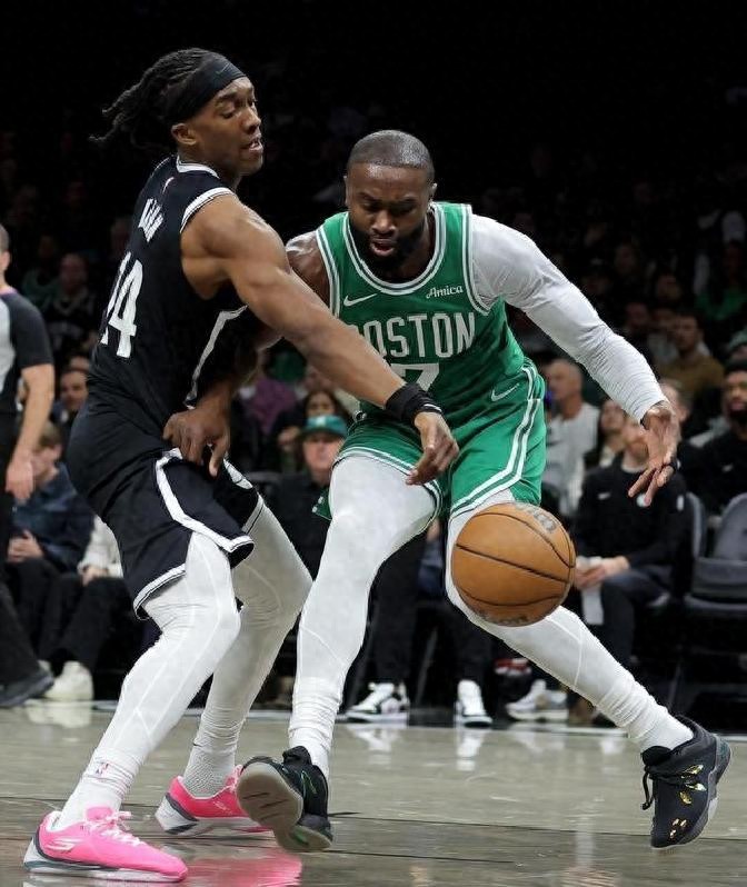 明日（2025年11月22日）将有9场NBA常规赛，以下是胜负分析