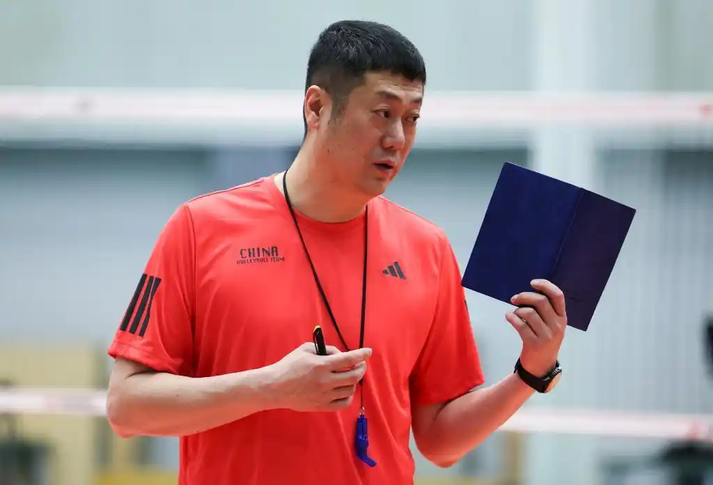 排球中心：中国女排主教练赵勇等3人赴意大利学习交流_中国女排主教练赵勇意大利交流_排球中心鼓励运动员教练员走出去