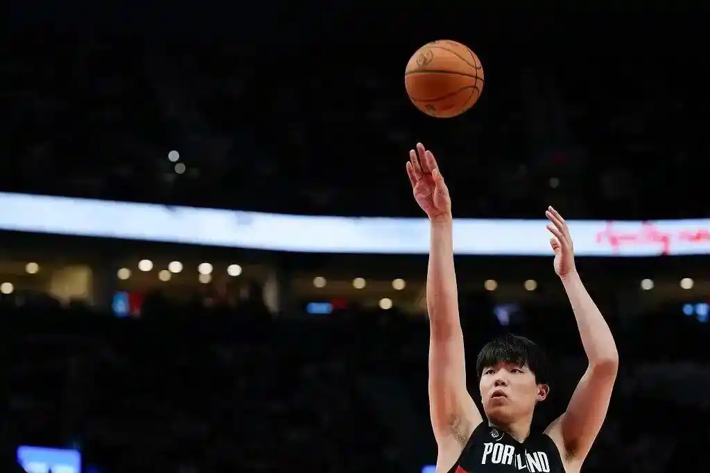 杨瀚森NBA常规赛首秀2分1板 开拓者队输球