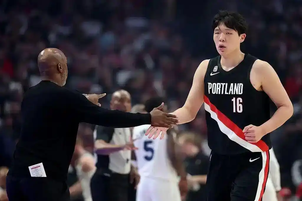 杨瀚森NBA常规赛首秀2分1板 开拓者队输球