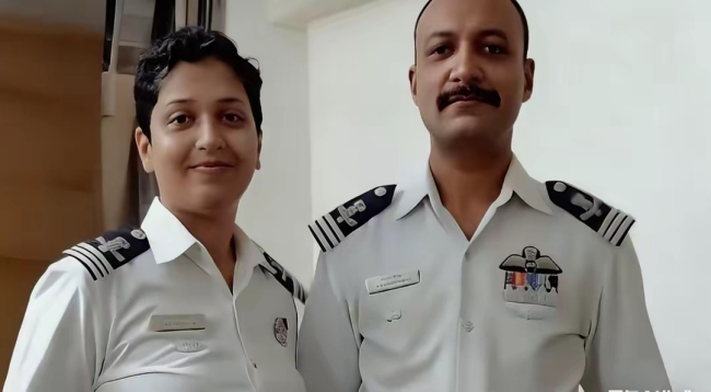 飞行员航展坠机身亡 空军妻子泪别敬礼!