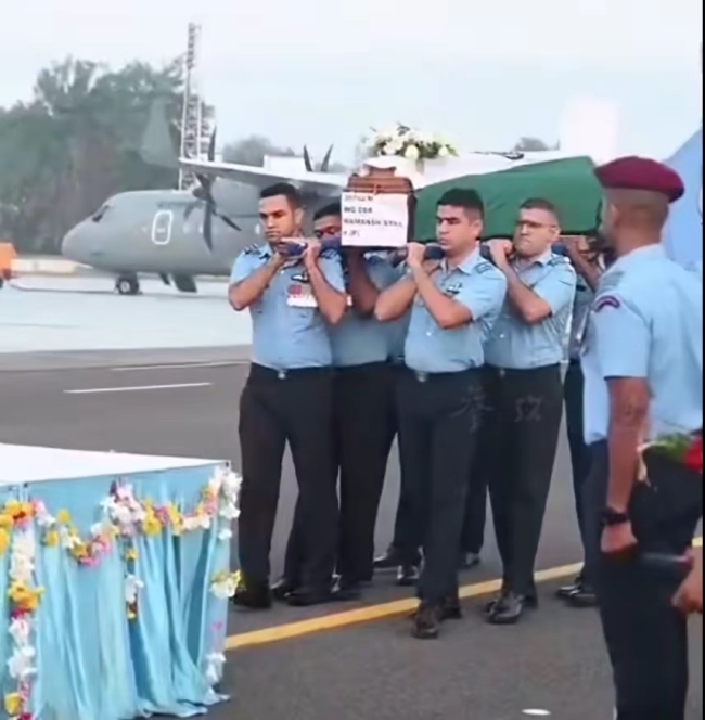 飞行员航展坠机身亡 空军妻子泪别敬礼!