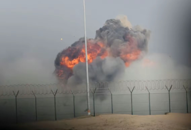 飞行员航展坠机身亡 空军妻子泪别敬礼!