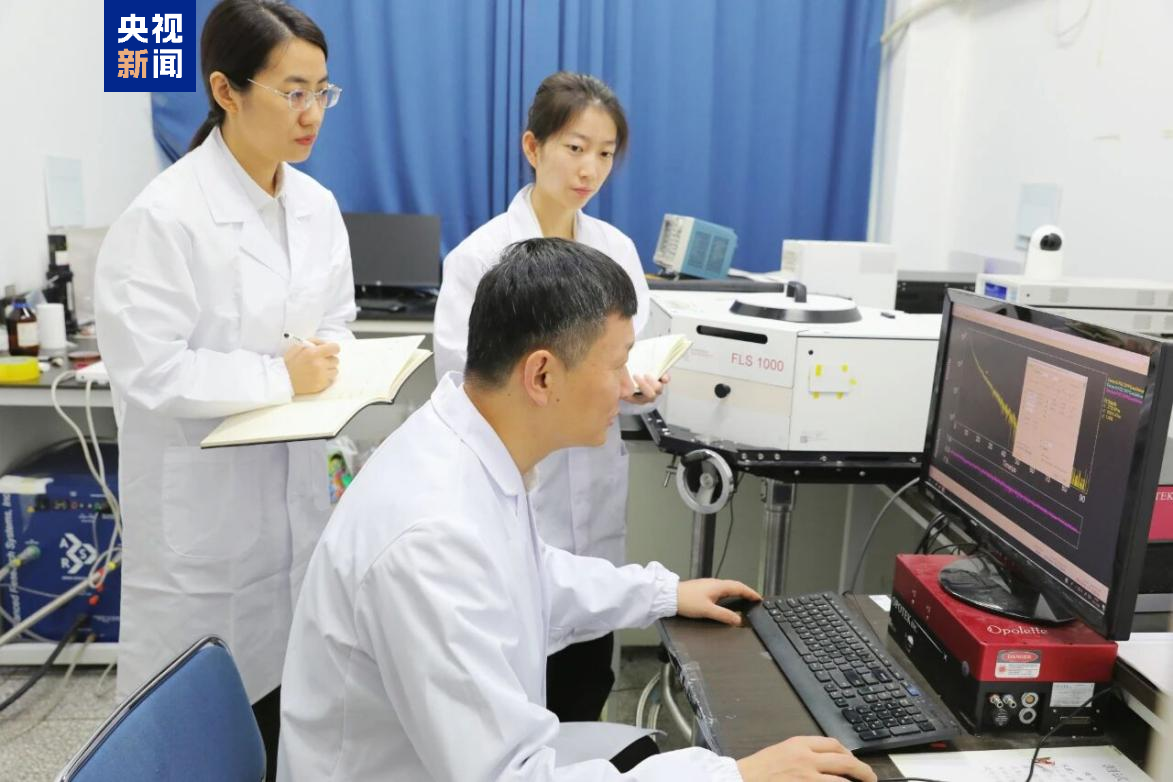 稀土纳米晶电致发光_中国科研团队发布稀土材料最新成果_有机半导体敏化策略