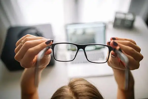 近视控糖危害_眼科医生提醒：近视的人少吃甜食_糖分影响视力