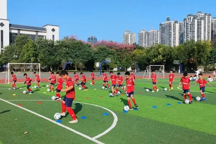 柳州学生体质强健计划_校园足球培训_柳州市民族实验小学校园足球