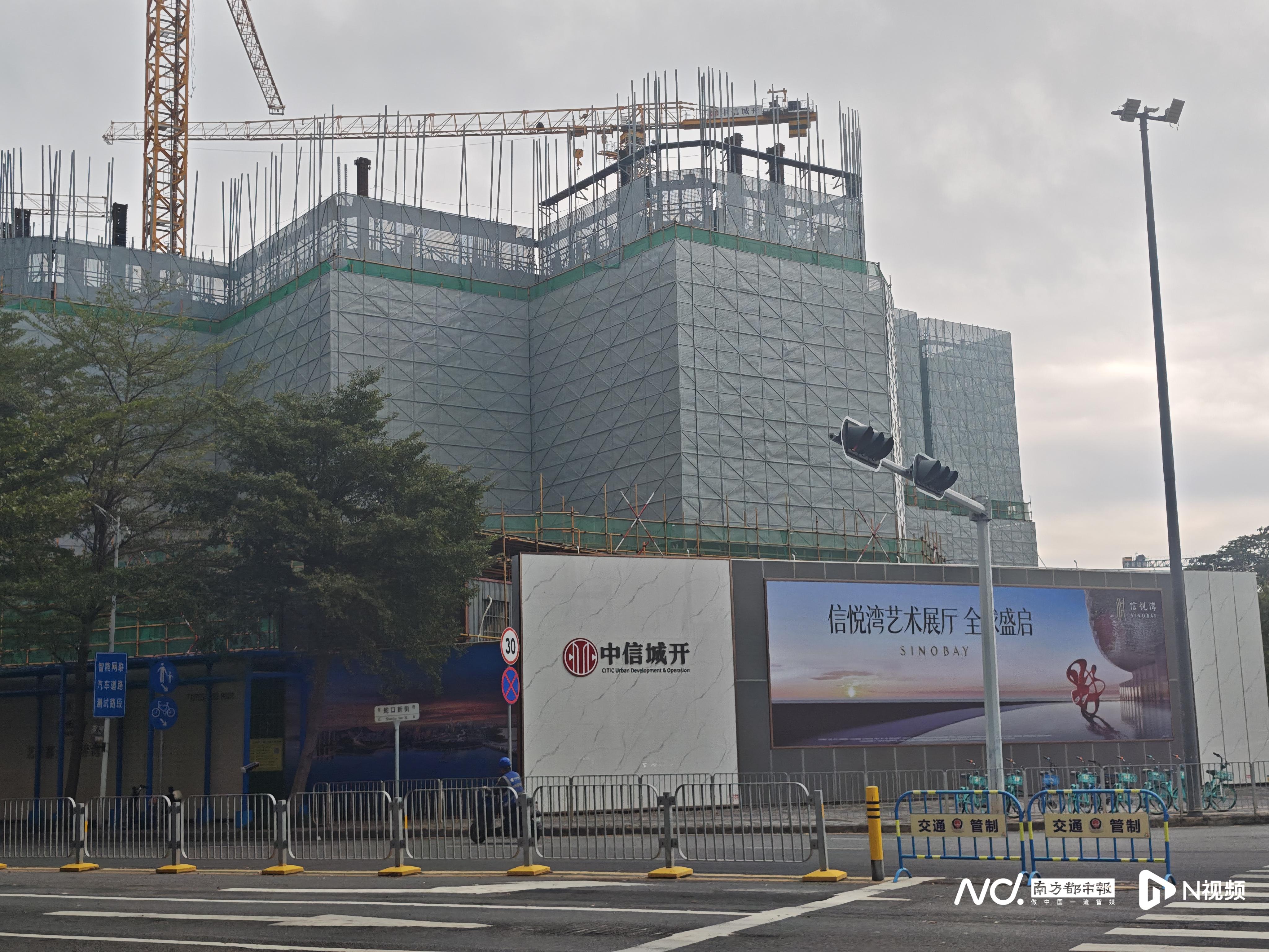 正在施工中，楼栋出地面不高。