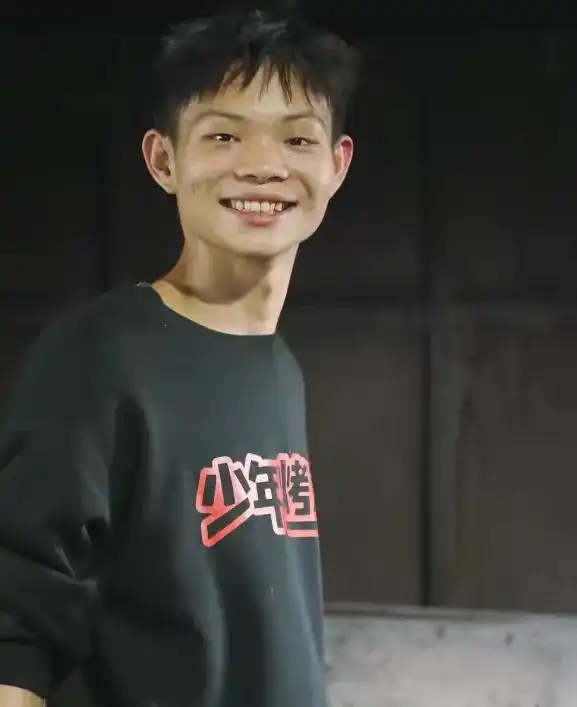 深圳烤鸡少年_烤鸡少年喜提迈巴赫？本人回应_烤鸡少年小陈创业故事