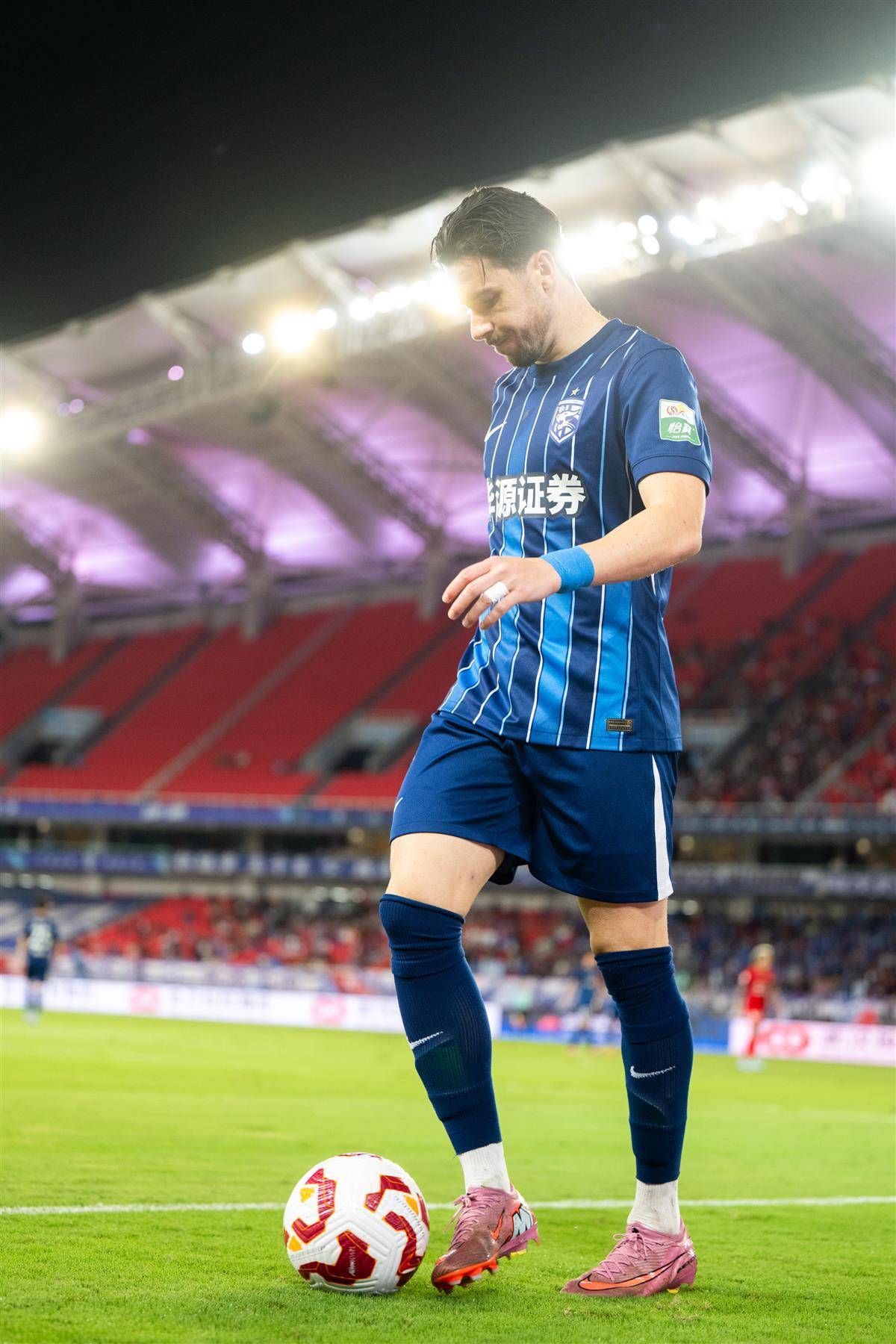 1比2负于深圳!武汉三镇保级主动权旁落 1比2负于深圳!武汉三镇保级主动权旁落