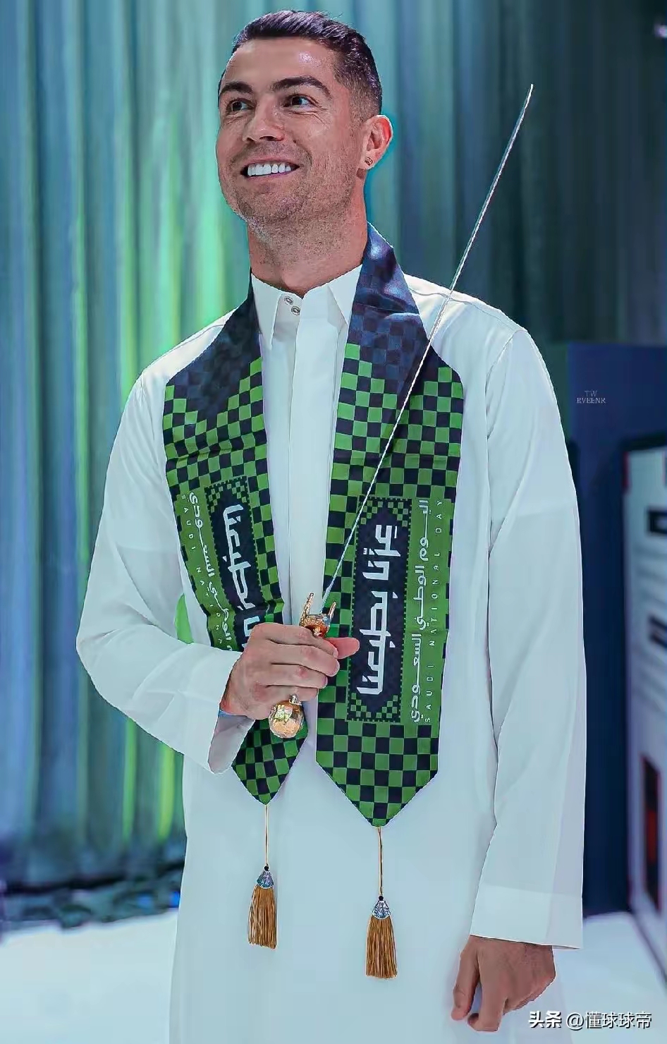 福布斯2025年全球足球运动员收入榜_C罗梅西霸占榜首_世界足球排名2025