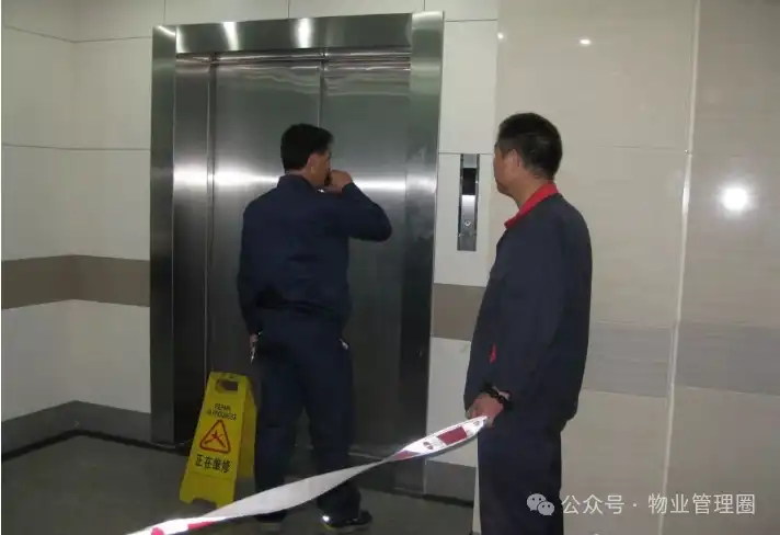 女子早高峰占电梯被推出去后厮打，这些不文明行为真的会把电梯“干废”→