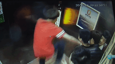 电梯门光幕感应_长期占用电梯不关门_女子早高峰占电梯被推出去后厮打