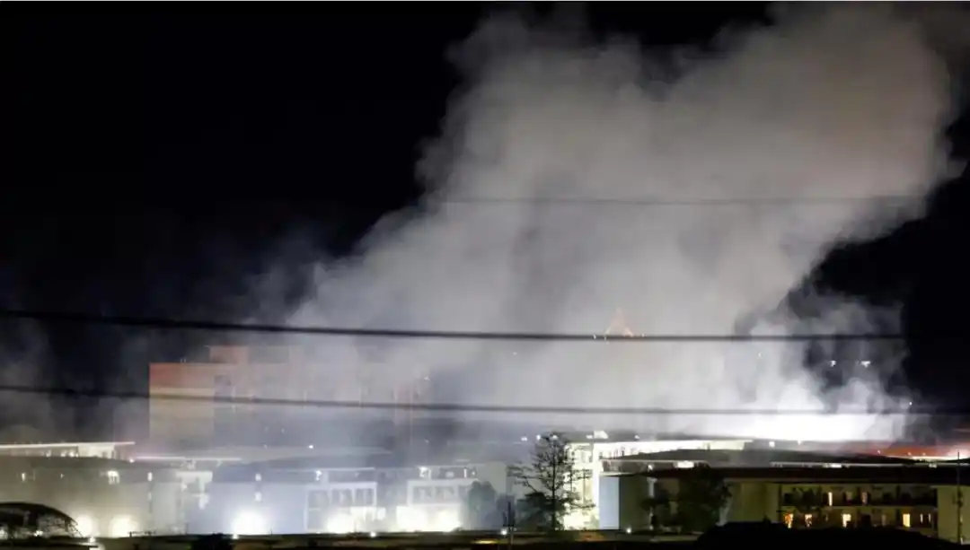 缅甸军方连续两天引爆KK园区:现场传巨大爆炸声,浓烟滚滚,目击者称动用了无人机;已提前告知泰国 缅甸军方连续两天引爆KK园区:现场传巨大爆炸声,浓烟滚滚,目击者称动用了无人机;已提前告知泰国