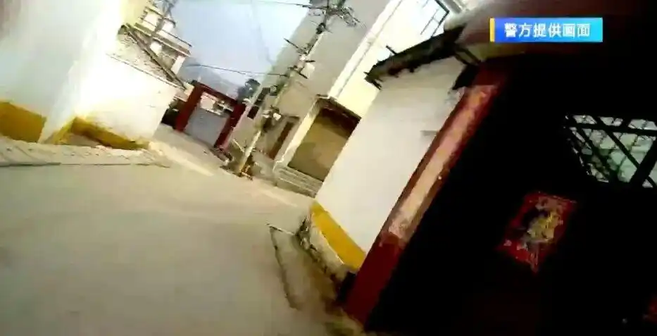 因9岁儿子作业问题，妈妈气得倒在沙发边上，呼吸困难，手像抽筋一样！儿子临危不乱报警求助，给民警“导航”堪称 “模范操作”